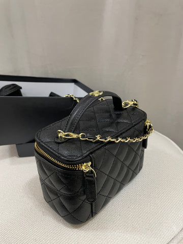 شنطة بلون اسود وسير اسود مع ذهبي